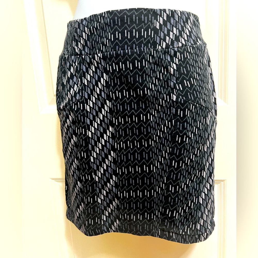 Mini skirt with snake print design